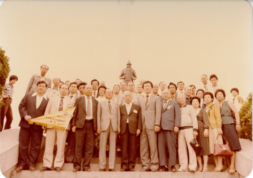 1983.05.21 於釜山和當地前來歡迎之宗親合影.JPG